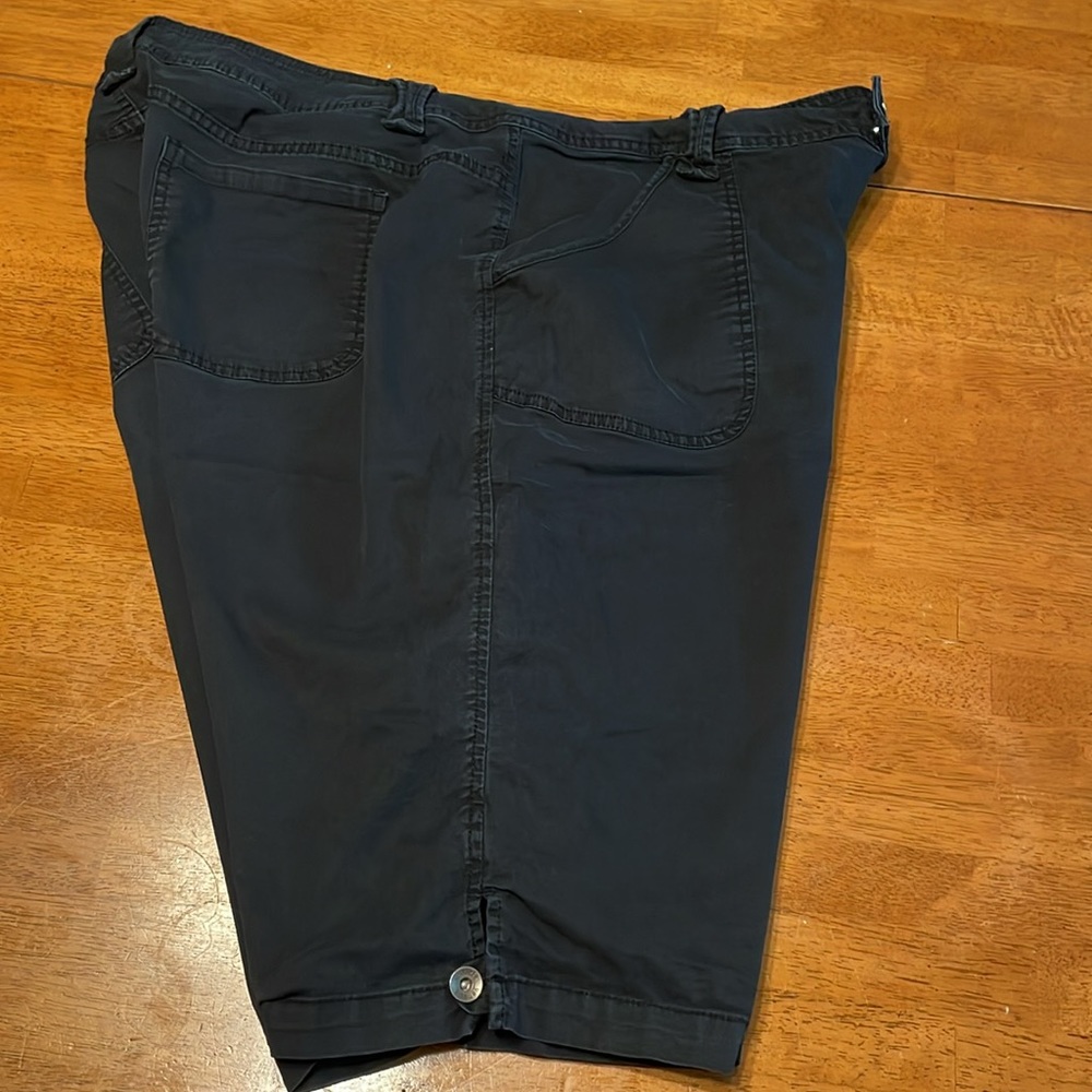 Venezia black Bermuda shorts size 22